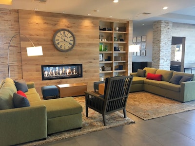 レストランやエンタメ施設が充実するエリア！屋外プール完備の4つ星ホテルにステイ