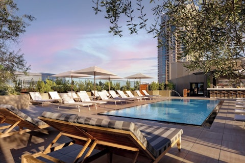 ビバリーヒルズへのアクセス便利！巨大モール内の高級ホテルに宿泊。ビジネスクラス利用