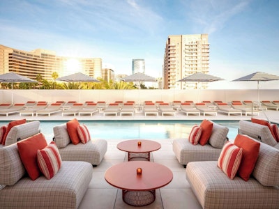 絶景も魅力!ロングビーチの歴史ある5つ星ホテルに至福のステイ。ビジネスクラス利用