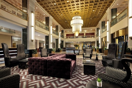 タイムズスクエアが徒歩圏内！レストランやジムがそなわる4つ星ホテルにステイ