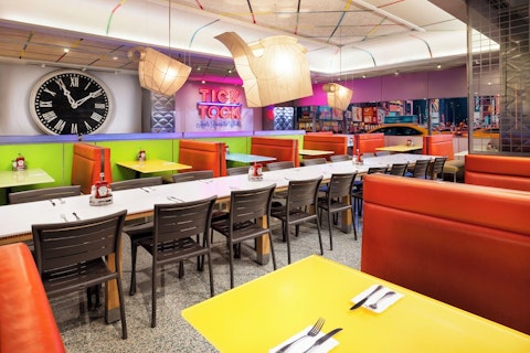 アールデコ調のレストランがすてき！タイムズスクエアが徒歩圏内のホテルに宿泊