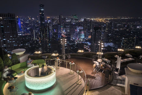 ルーフトップバーで夜景に魅了！景色が自慢の5つ星ホテル泊。ビジネスクラス利用