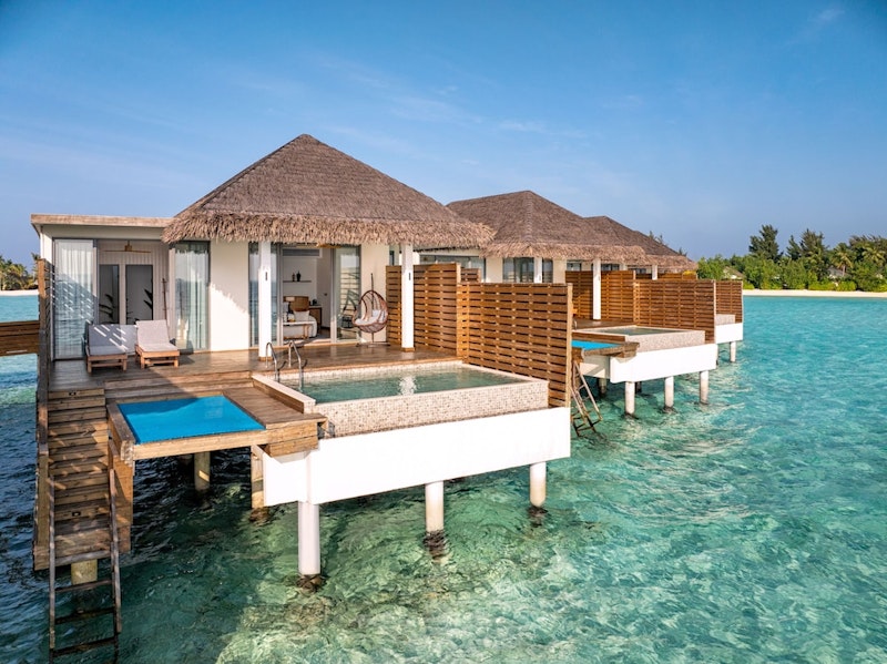 空港からスピードボートで7分！オールインクルーシブ＆プールつき水上ヴィラにステイ