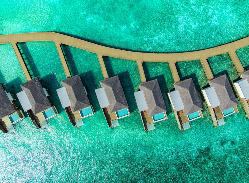 オールインクルーシブリゾートのプールつき水上ヴィラに宿泊！ビジネスクラス利用