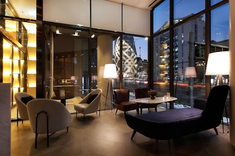 ビジネスクラスで行く！空港バス停留所に近く移動に便利な3つ星ホテルにステイ