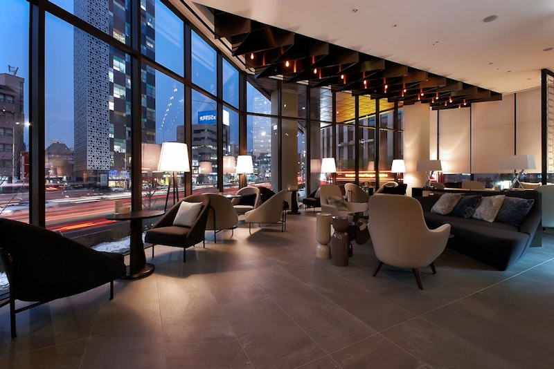 ビジネスクラスで行く！ケーキやサンドウィッチを味わえるカフェがそなわるホテルに宿泊