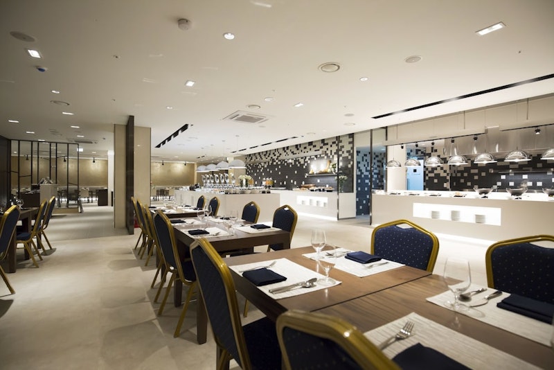 空港から移動らくらく！シンプルなデザインの部屋がすてきな4つ星ホテル滞在