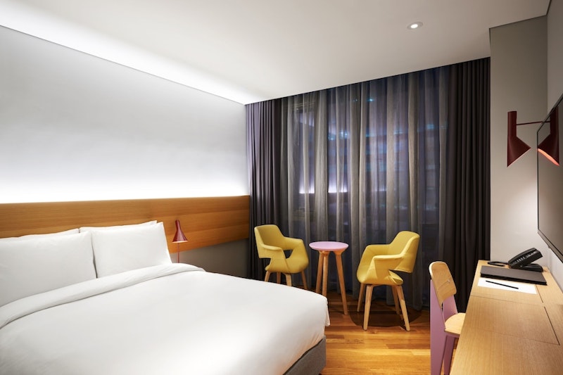 ビジネスクラスで行く!大きい窓つきの部屋で気持ちよく過ごせるホテルに宿泊