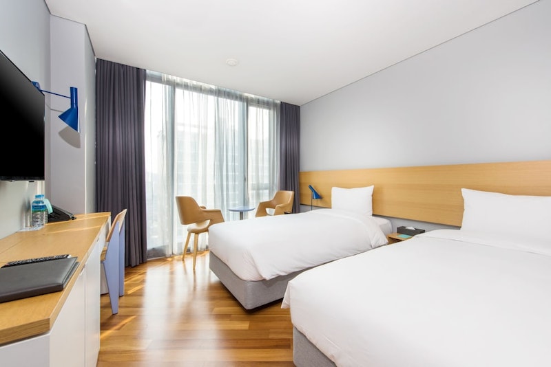 4日前まで予約OK!大きな窓がそなわる、清潔感のある部屋のホテルに滞在