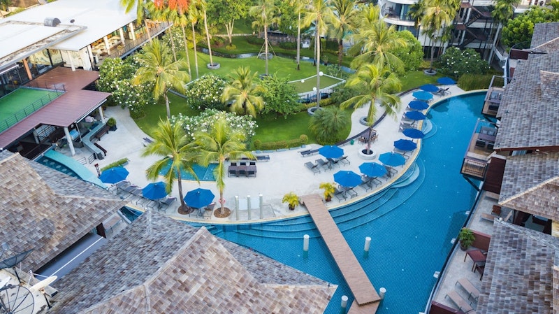 アオナンビーチが目の前!プールやアクティビティも魅力の4つ星リゾートにステイ