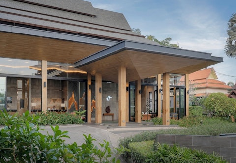 アオナンビーチがすぐ近く!施設も充実の4つ星リゾートホテルに泊まる癒やしの休日