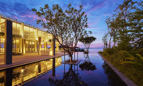 ヤム岬の先端にある5つ星ホテルで至福のひとときを。往復送迎つき、ビジネスクラス利用