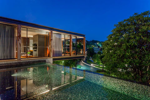 専用ビーチがある隠れ家のような5つ星リゾート泊。往復送迎つき、ビジネスクラス利用