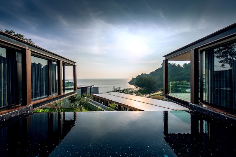 静かなヤエビーチにある豪華5つ星リゾートで至福ステイ。往復送迎つき