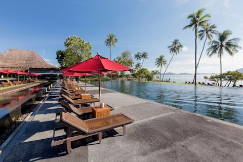 キッズクラブ完備！ビーチフロントの隠れ家リゾート泊。送迎つき、ビジネスクラス利用