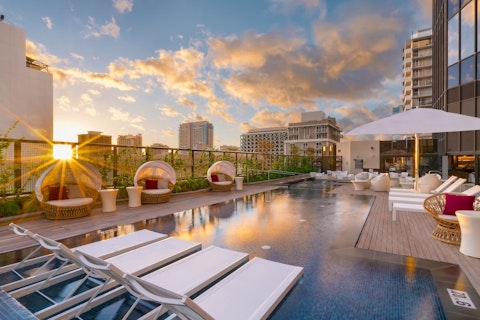 SALE価格🎉羽田発、14階以上！ワイキキの中心エリアにあるモダンなホテルでアクティブ旅