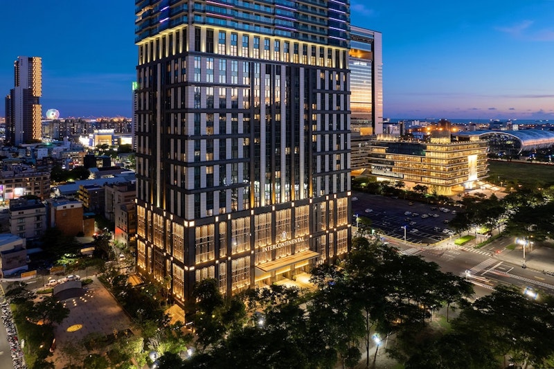 レストランや屋内温水プールなど施設充実！アールデコ様式の5つ星ホテルでぜいたく旅