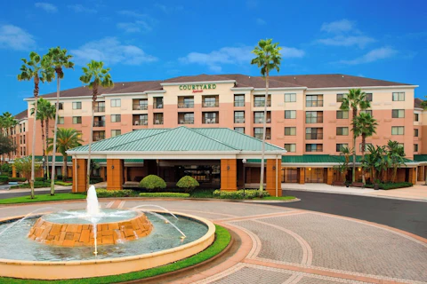 観光に便利な立地!ヤシの木プールつきホテルで柔らかリネンの癒やしのベッド