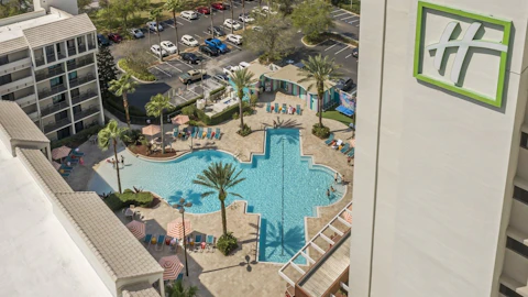 人気のショッピングタウンへ行きやすい！リゾートエリアのホテルで充実のステイ