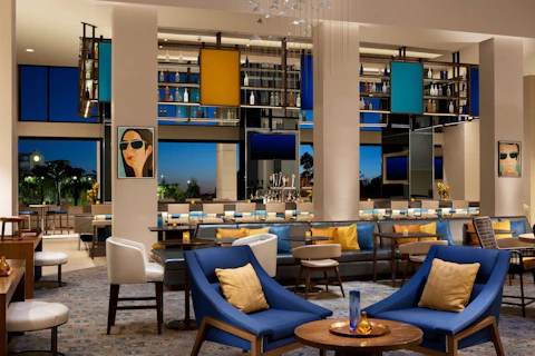 テーマパーク旅をまんきつ!人気のショッピングタウンに直結したリゾートホテルにステイ