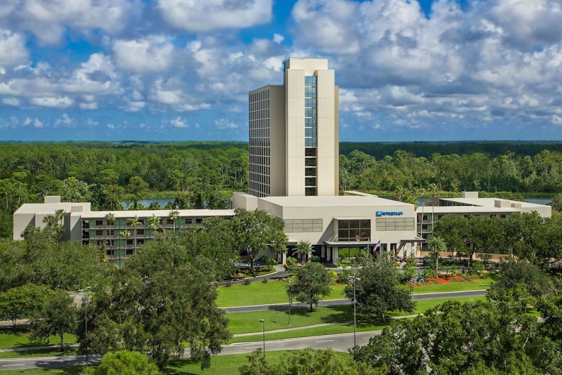 テーマパーク観光に最適なロケーション！緑ゆたかな湖畔のリゾートホテルに宿泊