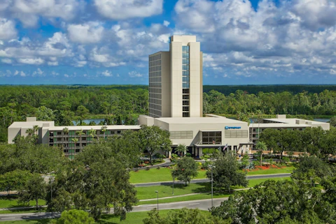 テーマパーク観光に最適なロケーション!緑ゆたかな湖畔のリゾートホテルに宿泊