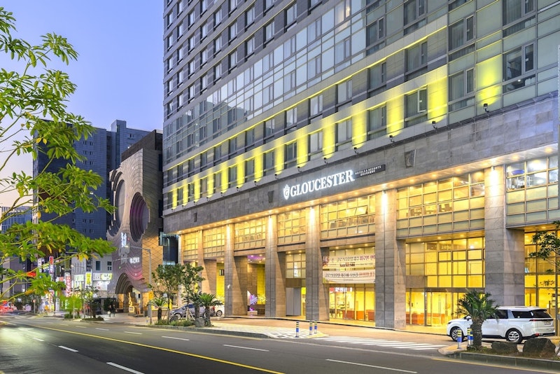 ヌウェマル通りに好アクセス!コンビニ併設&居心地のいいホテルでアクティブステイ