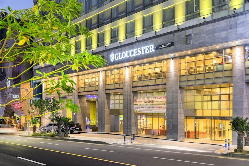 10日前まで予約OK!ヌウェマル通りは徒歩7分&コンビニ併設の清潔感あるホテルに宿泊