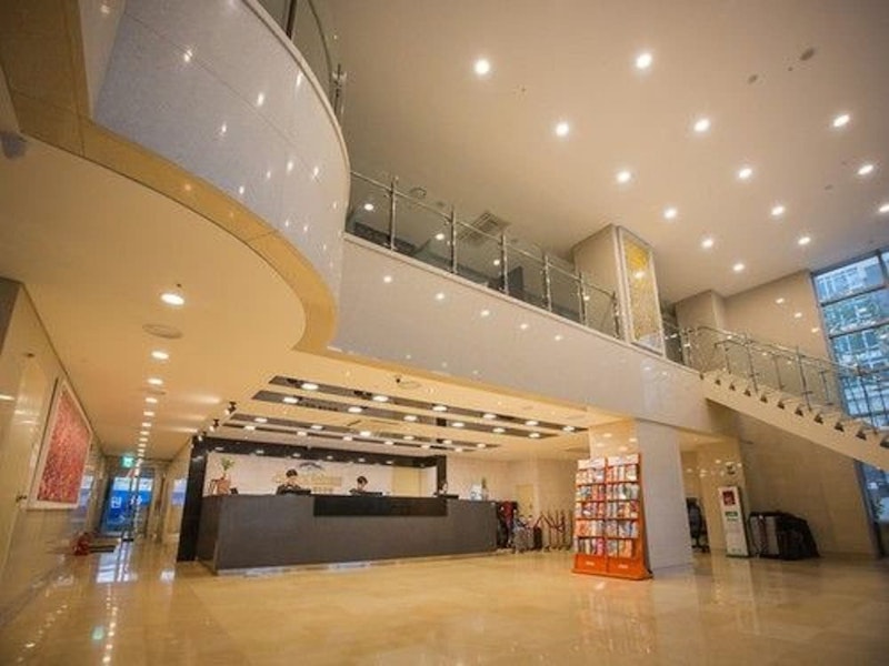 10日前まで予約OK!にぎやかなヌウェマル通りはすぐ&コンビニ併設のホテルにステイ