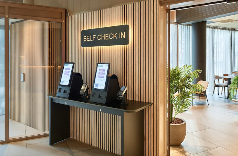 ジムや朝食レストランが併設！地下鉄の2駅を使える便利な立地のホテルにステイ