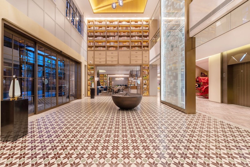 人気テーマパークは徒歩圏内！レストラン併設のブティックホテルにステイ。JAL利用