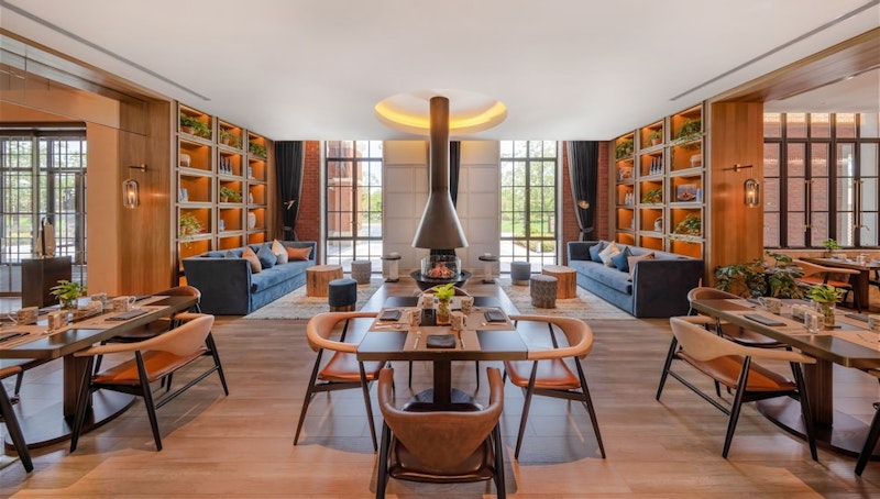 人気のテーマパークは徒歩圏内！石庫門建築のブティックホテルでアクティブ旅。JAL利用