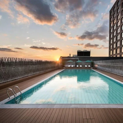 自然光が差しこむ部屋！人気テーマパークが至近の屋外プールつき4つ星ホテルに宿泊