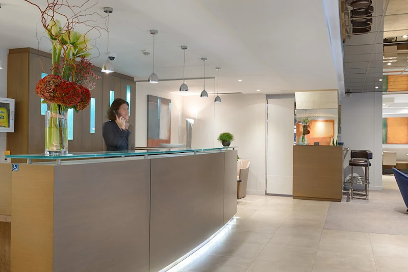 複数の駅に近い好立地!パリ16区の静かな一角にたたずむエレガントなホテルに宿泊