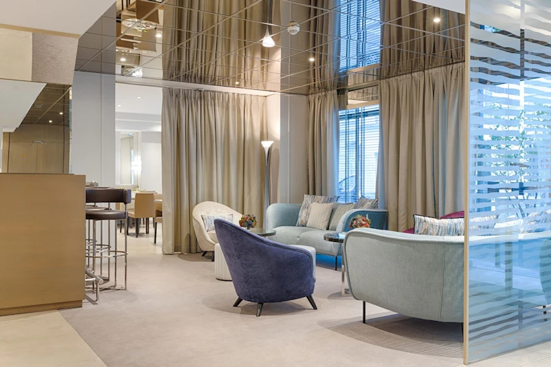 シャンゼリゼ通りやエッフェル塔へのアクセス便利!パリ16区の優美なホテルに宿泊