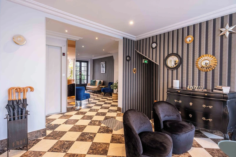 人気エリアへのアクセス便利!パリ9区のアットホームなホテルにくつろぎのステイ