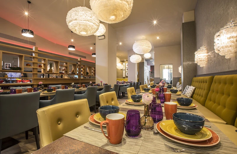 ランブラス通りまで徒歩3分！観光に理想的なロケーションのホテルにステイ