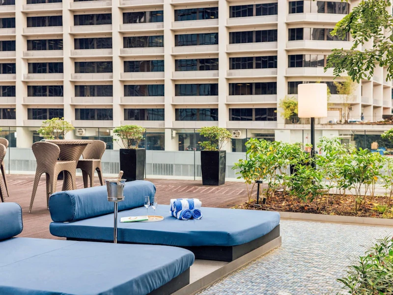 活気あふれるタンジョンパガー地区！屋外インフィニティプール併設の5つ星ホテルにステイ