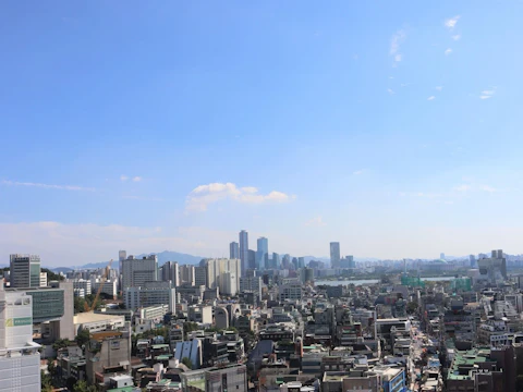 ビジネスクラスで快適な空の旅!路上ライブやグルメを楽しめる弘大のホテルに宿泊