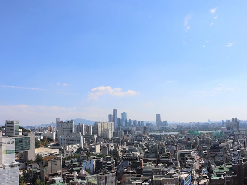 空港鉄道が乗り入れる弘大入口駅すぐ！金浦着で移動に便利な立地のホテルに宿泊