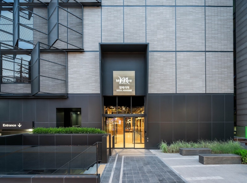 ビジネスクラスで快適な空の旅！路上ライブやグルメを楽しめる弘大のホテルに宿泊