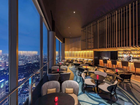 シティ ホール駅に直結！スカイバーなど施設充実＆モール隣接の5つ星ホテルにステイ