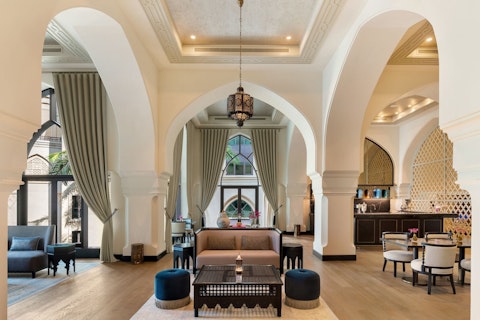 アラブの宮殿をイメージしたラグジュアリーホテルに宿泊！ビジネスクラス利用