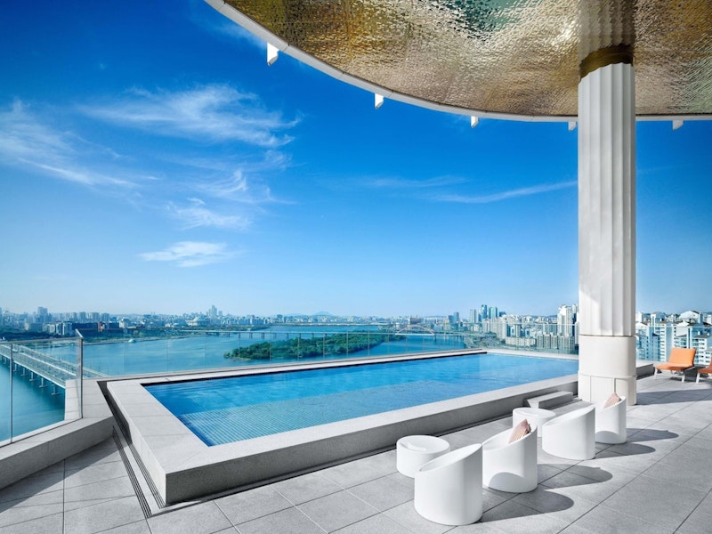 漢江ビューの豪華ホテル!グループ旅行に最適な部屋で優雅にソウルステイ。金浦着で便利