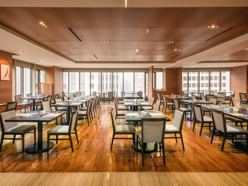 レストランやジム併設!空港シャトルバス停留所が目の前にある好立地なホテルに宿泊