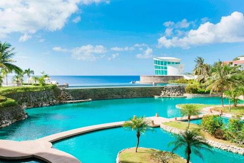 ビジネスクラスとスイートルーム利用!絶景&プール自慢のホテルで叶う極上のステイ