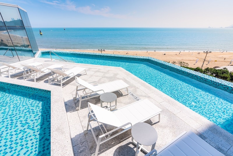 海雲台ビーチまで徒歩5分!ホワイトトーンのインテリアがすてきな5つ星ホテルに宿泊