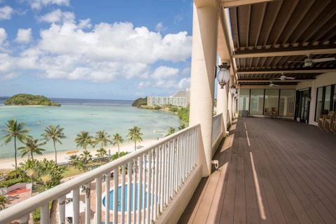 家族で楽しめるウォーターパーク隣接のホテル泊プラン！JALビジネスクラス利用