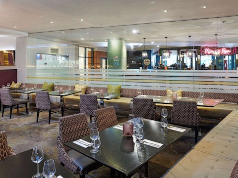 SALE価格🎉ピカデリーサーカスに好アクセス!ハマースミスの中心部&モダンなホテルで快適ステイ