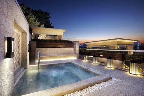 クラブラウンジつき！モダンなデザインの5つ星ホテルにステイ。ビジネスクラス利用